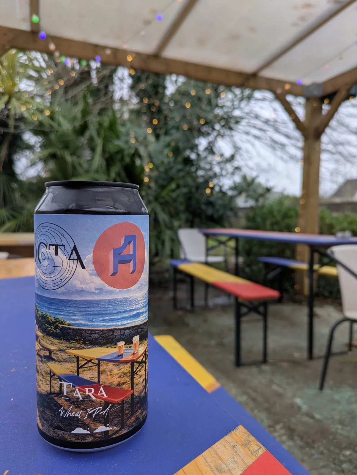 Canette de bière craft Octa Tará sur une table du jardin d’À Ton Aise