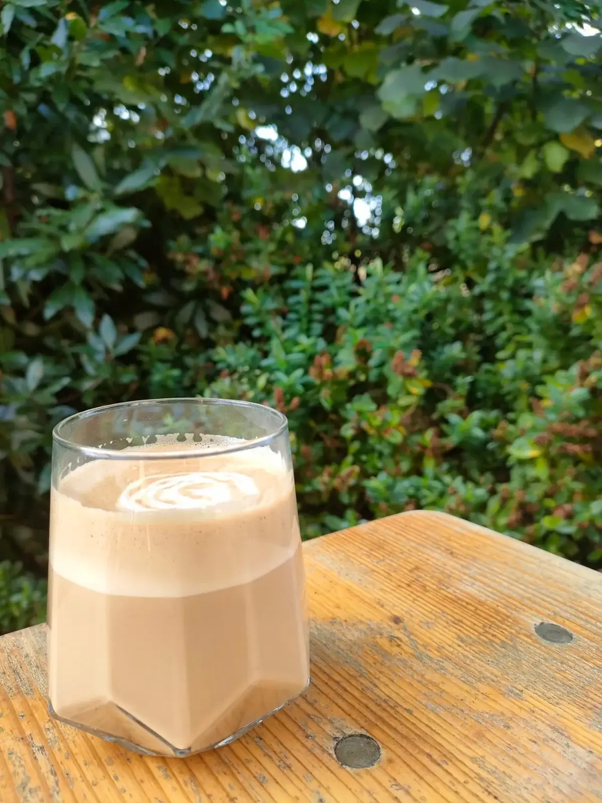 Café de spécialité en latte art d’À Ton Aise à Lorient, servi au jardin