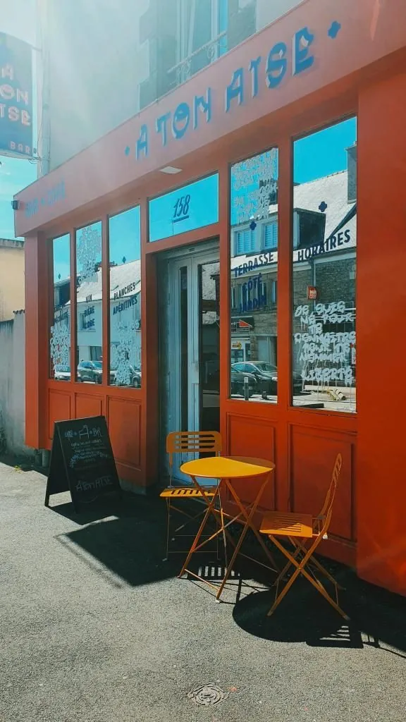 La façade rouge d’À Ton Aise, 158 rue de Belgique à Lorient, avec sa terrasse sur rue