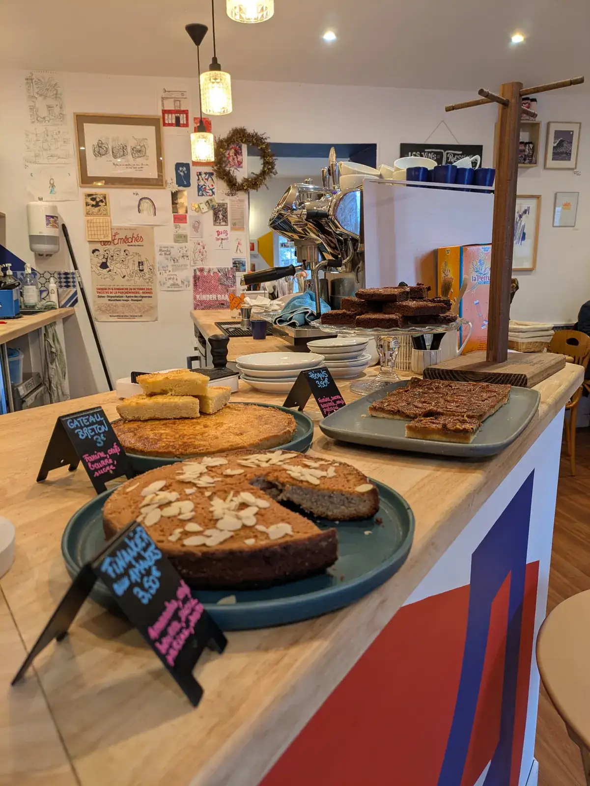 Le comptoir d’À Ton Aise à Lorient : gâteaux maison du jour