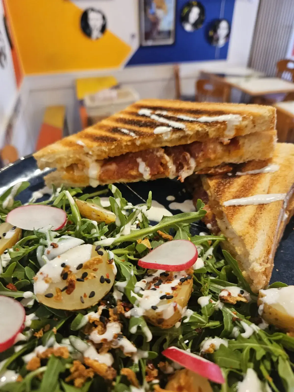 Le grilled cheese du midi d’À Ton Aise à Lorient, servi avec une salade de roquette et radis
