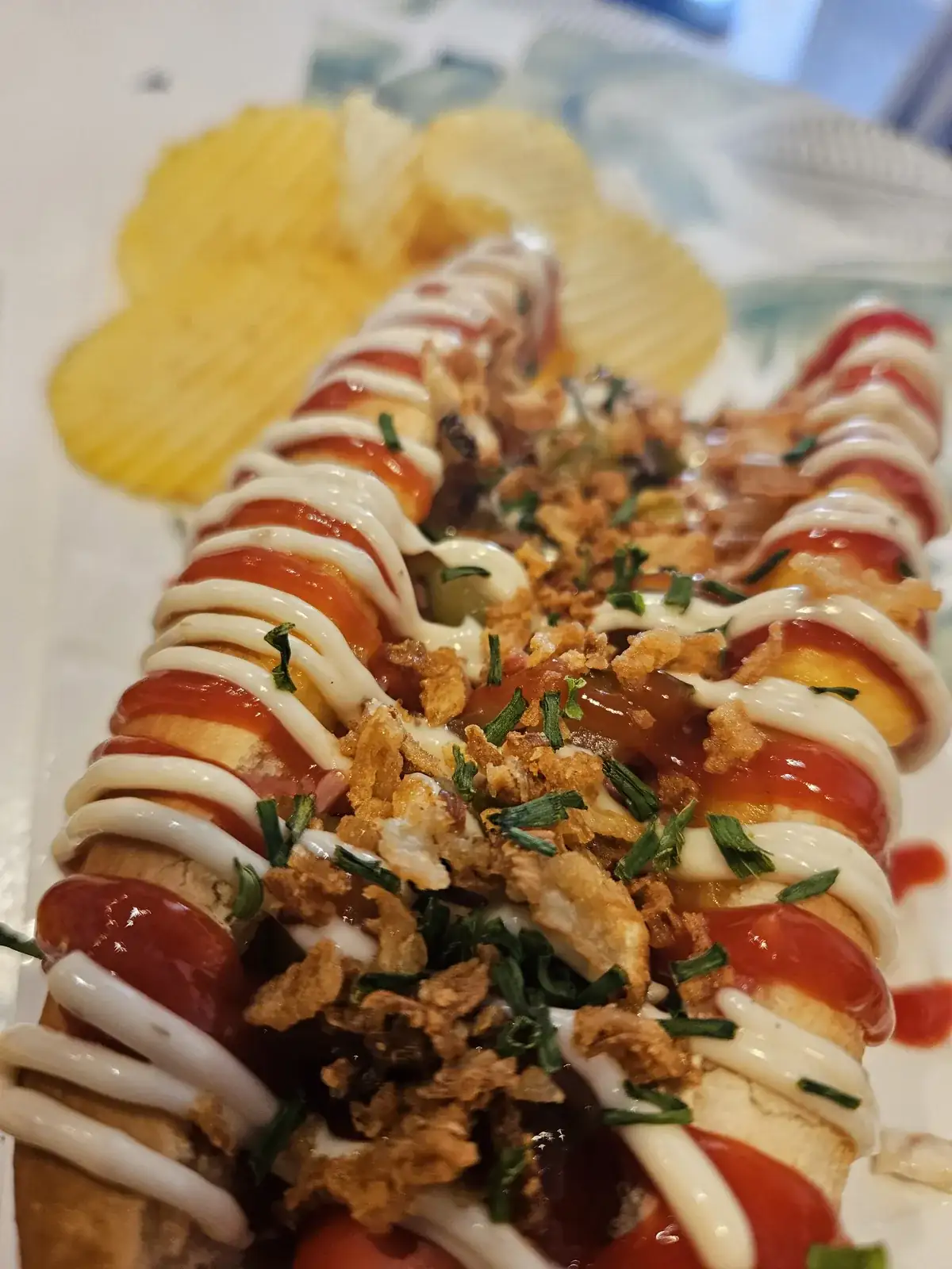 Le hot dog Klassic d’À Ton Aise à Lorient, knack de Strasbourg, pickles et oignons frits