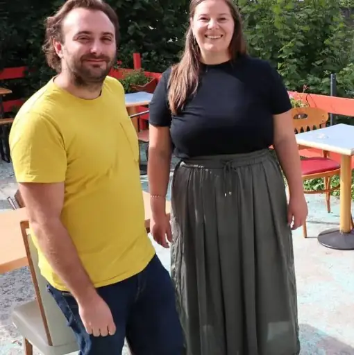 Julien et Marion, qui tiennent À Ton Aise, dans le jardin du 158 rue de Belgique à Lorient