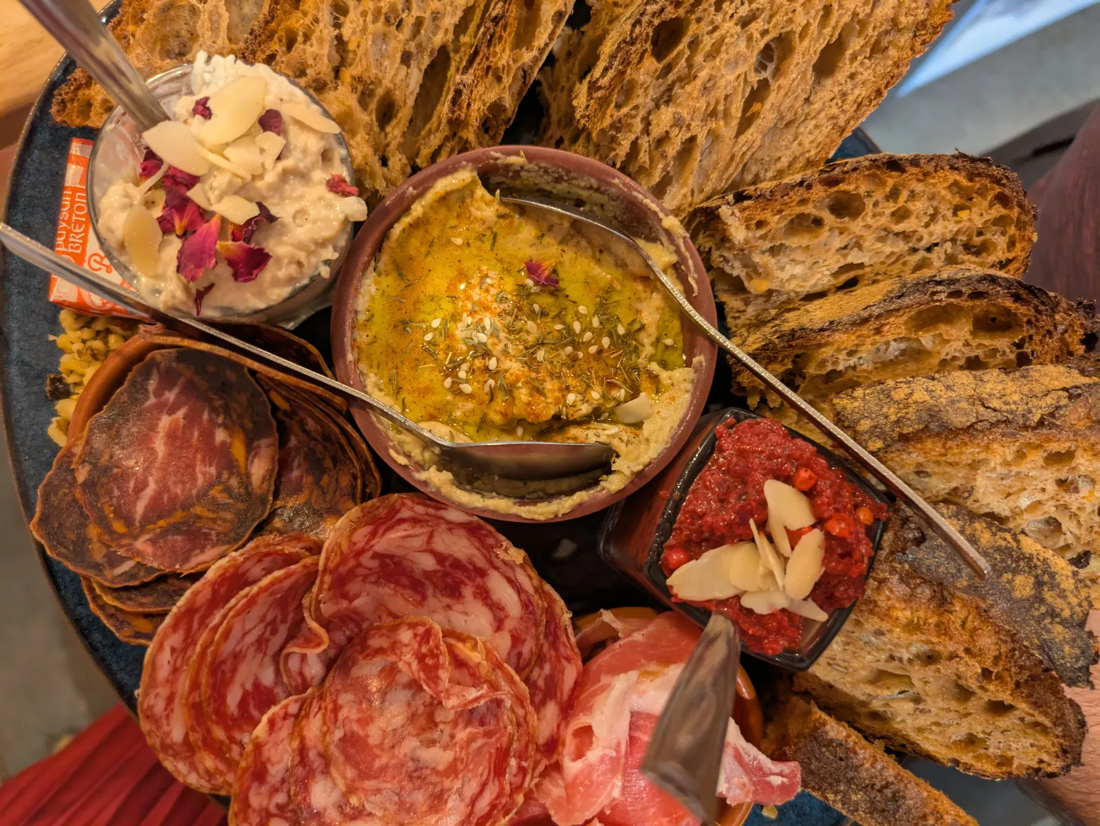 Planche apéritive d’À Ton Aise : houmous maison, rillettes de poisson, charcuterie et pain grillé