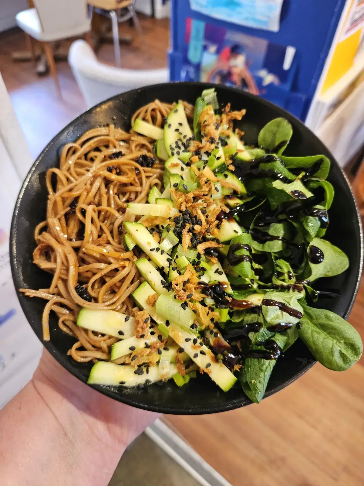 Salade de nouilles soba d’À Ton Aise à Lorient, courgettes, mâche et sauce balsamique