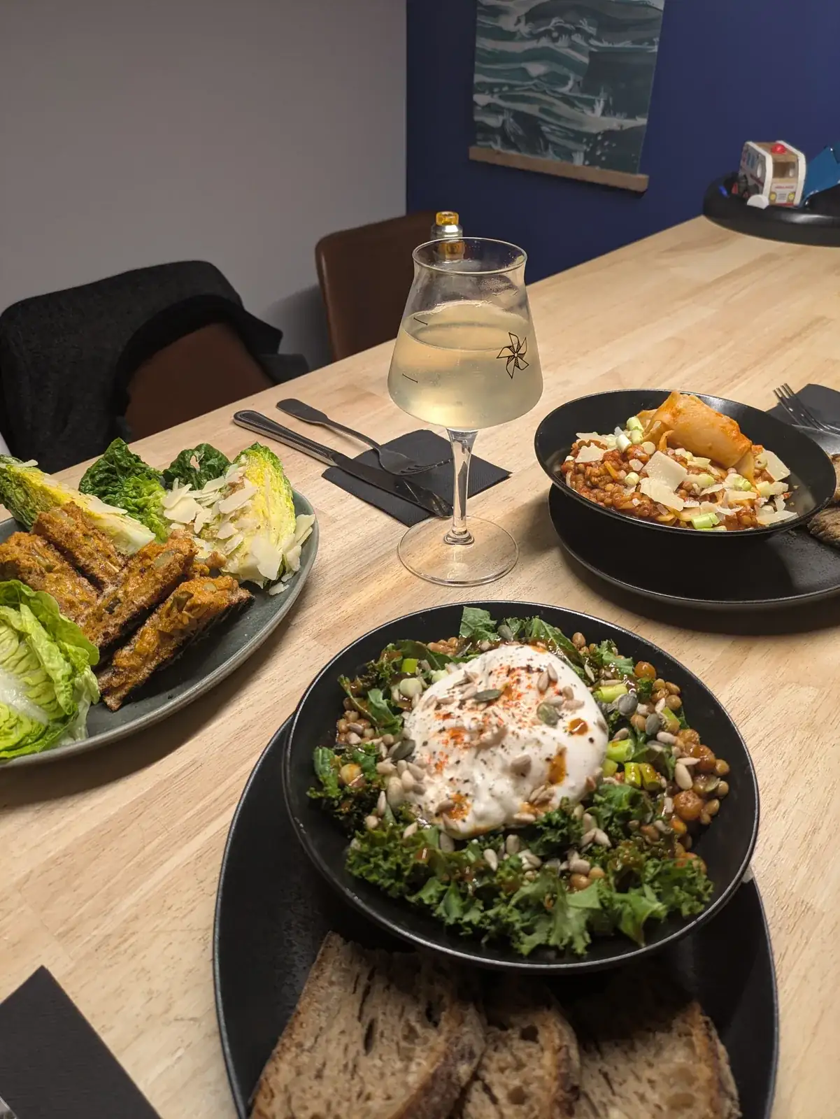 Un menu du midi d’un mois précédent chez À Ton Aise à Lorient : burrata, bol de lentilles et verre de vin